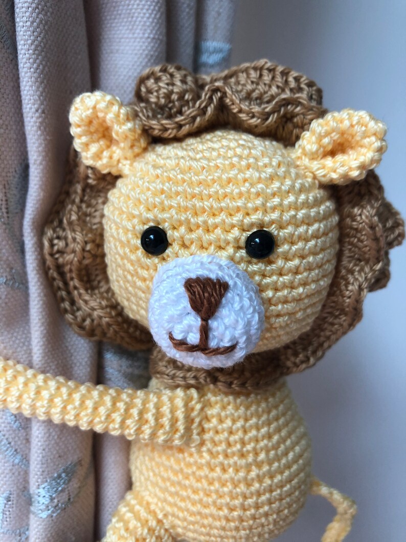 Pair of Crochet Lion Curtain Tie Backs, Animal Tiebacks, Nursery Decor image 2