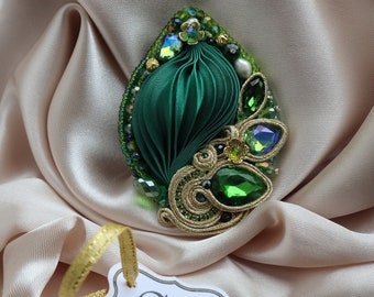 Broche Shibori verte pour femmes, bijoux Shibori, Fabriqué sur commande, Cadeau exclusif, Commandes personnalisées, Broche Soutache, Cadeau de Noël