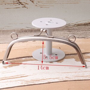 Puede incluir: Marco de bolso de metal plateado con dos anillos a cada lado. El marco mide 14 cm de ancho y 5 cm de alto.