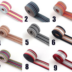 Puede incluir: Nueve cintas tejidas con diferentes patrones. Las cintas son de varios colores y patrones, incluyendo rojo, azul, amarillo, negro, blanco y marrón.