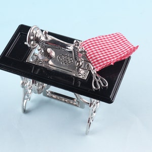 Miniature sewing machine Antique Toy Sewing Machine Dollhouse Furniture Dollhouse decoration miniature artisan Photography