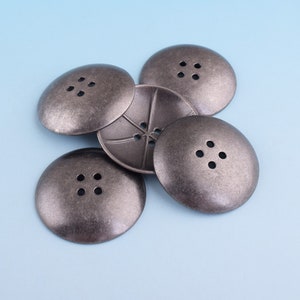Metall Löcher Knöpfe 5pcs 28mm antike Hose Knöpfe Schaft Knöpfe mit vier Löcher Mantel Knopf Jacke Knöpfe Kleidung Knopf