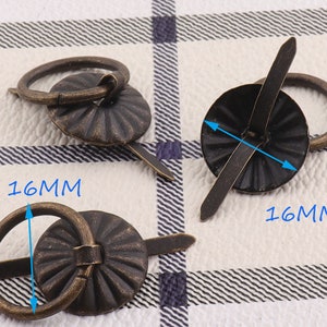 Op de afbeelding: Drie antieke bronzen kastgrepen met een ring van 16 mm diameter en een decoratieve, geribbelde, ronde basis.