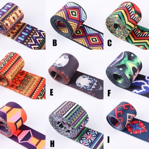 Puede incluir: Diez rollos de cinta de tela con diferentes patrones. Los patrones incluyen diseños geométricos, calaveras y rayos. Las cintas son de varios colores, incluyendo rojo, azul, verde, negro, blanco y amarillo.