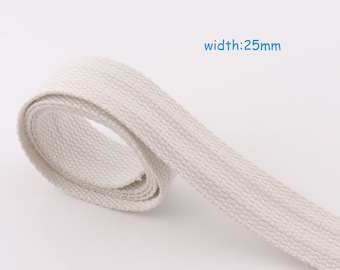 Puede incluir: Una cinta de algodón blanco de 25 mm de ancho, enrollada sobre un fondo blanco. width:25mm