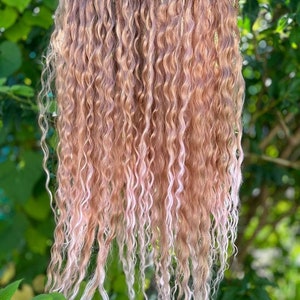 Synthetische lockige Dreadlocks: blond mit pinkfarbenen Ombre im Boho Stil