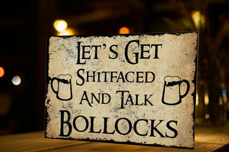 K&ouml;nnte beinhalten: Ein rustikales Holzschild mit dem Text "Let's Get Shitfaced and Talk Bollocks" in schwarzen Buchstaben. Zwei schwarze Silhouetten von Bierkr&uuml;gen befinden sich auf beiden Seiten des Textes.