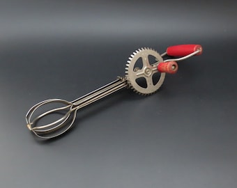 Vintage Mid-Century Sky-line Mechanical Egg Beater/ Hand Whisk Kitchen Utensil. 1950s