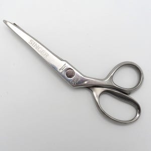 Quality Vintage 6.75” English SINGER Patented Stainless Steel Pinking Shears