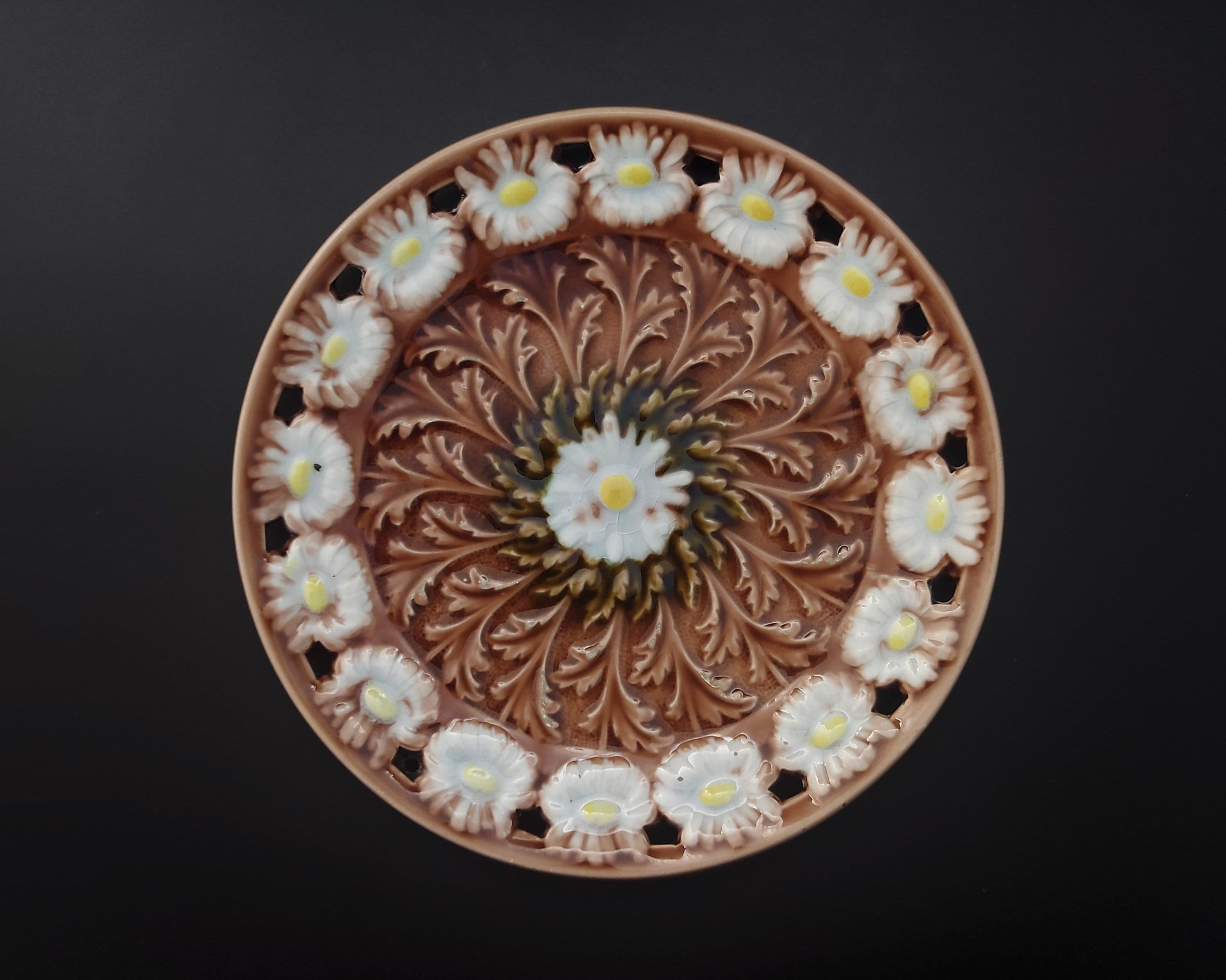 Attractive Antique 7.4” Villeroy and Boch, Schramberg Majolica Daisy Plate. 1883-1900