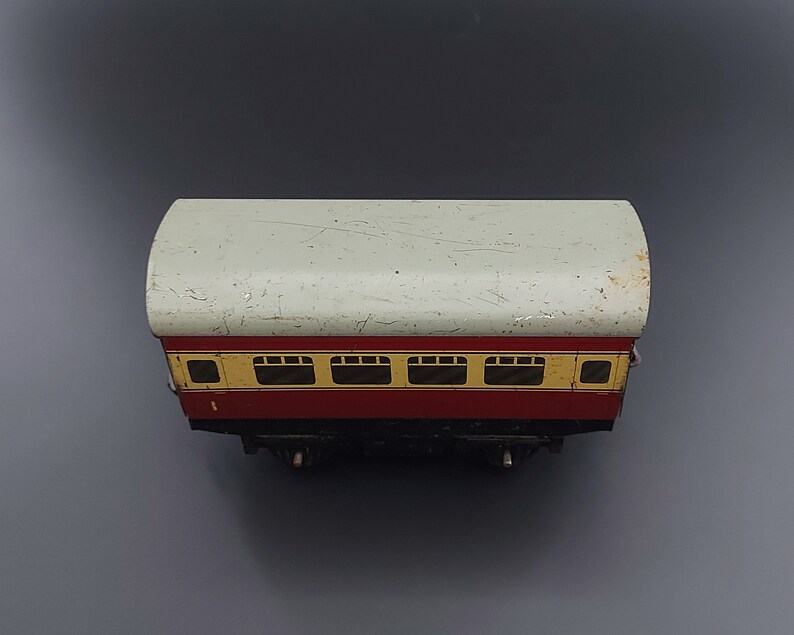 Lot 552 - A HORNBY SERIES O gauge No.2 Signal Box