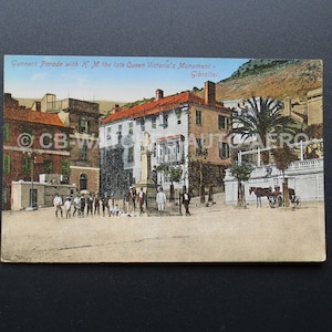 Défilé d'artilleurs antique avec H.M. Carte postale Monument à la reine Victoria - Gibraltar