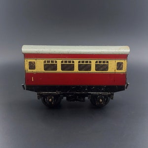 Vintage Hornby &#39;O Gauge&#39; Tinplate Model Railway No.51 1st Class Passenger Carriage.  1950s