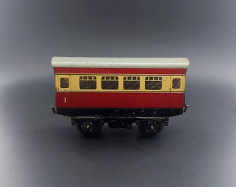 Vintage Hornby &#39;O Gauge&#39; Tinplate Model Railway No.51 1st Class Passenger Carriage.  1950s