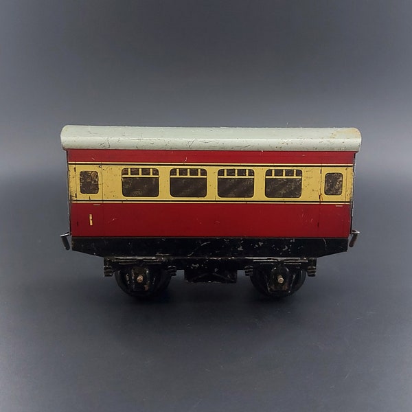 Vintage Hornby 'O Gauge' Modelo de hojalata Ferrocarril No.51 Vagón de pasajeros de primera clase. Década de 1950: ENTREGA GRATUITA EN EL REINO UNIDO