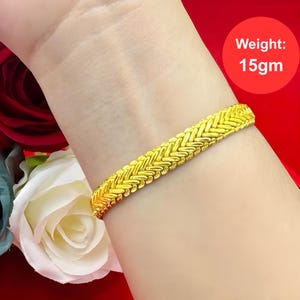 K&ouml;nnte beinhalten: Ein goldenes Armband mit geflochtenem Design. Das Armband wiegt 15 Gramm. Gewicht: 15g