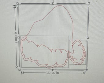 Könnte beinhalten: Eine digitale Designdatei mit der roten Umrisszeichnung einer Weihnachtsmannmütze mit flauschigem Rand und Bommel. Die Grafik befindet sich in einem Rahmen mit Maßangaben, die eine Höhe von 5,08 cm und eine Breite von 5,33 cm zeigen.