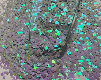 Könnte beinhalten: Eine Schaufel mit irisierendem, holografischem Glitter in hellblau und lila. Der Glitter ist 2 mm groß und mit "Breezy 2mm" beschriftet.