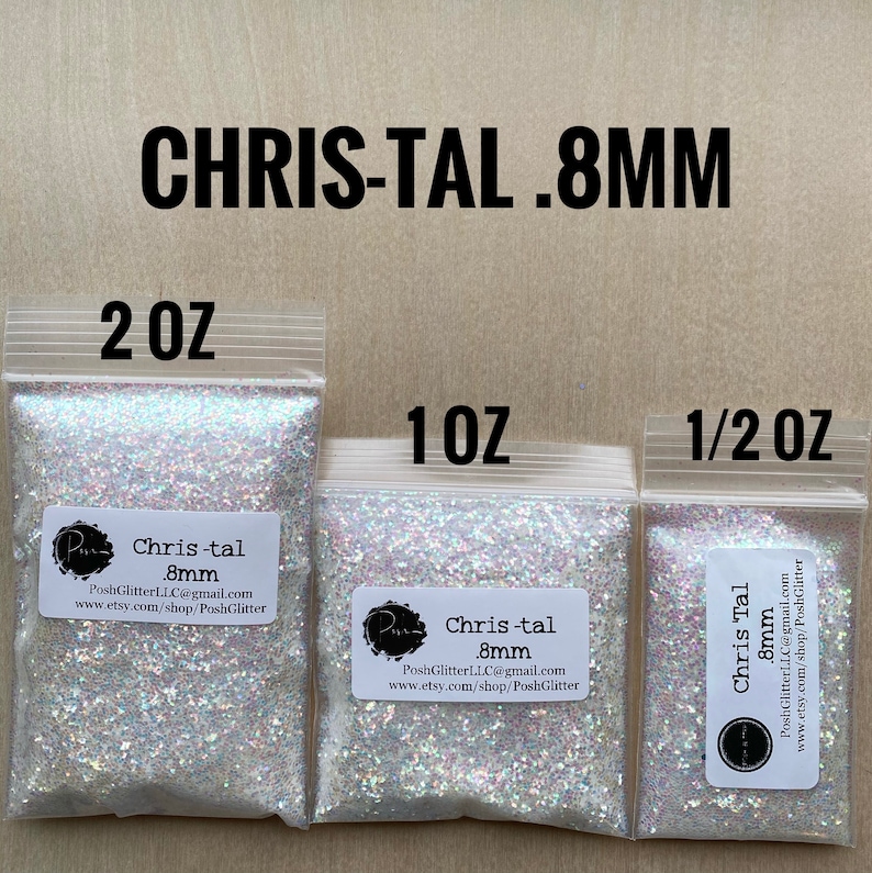 Puede incluir: Tres bolsas de pl&aacute;stico transparente llenas de purpurina iridiscente. Las bolsas est&aacute;n etiquetadas con el texto "CHRIS-TAL .8MM" y contienen 57g, 28g y 14g de purpurina. Cada bolsa tiene una etiqueta blanca con el texto "Chris-tal .8mm".
