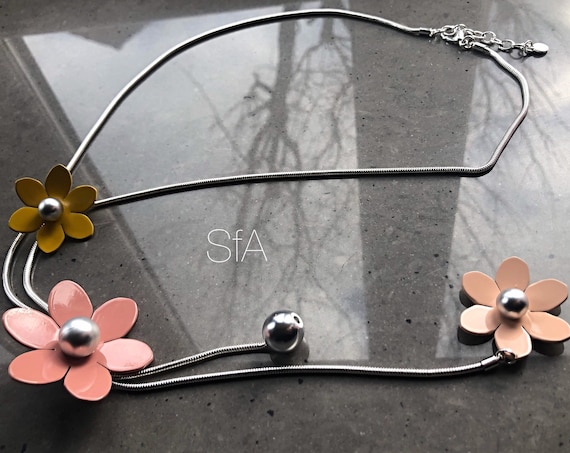 Long chain necklace, with pastel metal flowers, retro feel, long length. With snake chain.