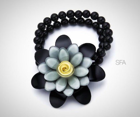 Theda glass beaded, acrylic flower bracelet, on elastic, in violet and purple and black and grey
