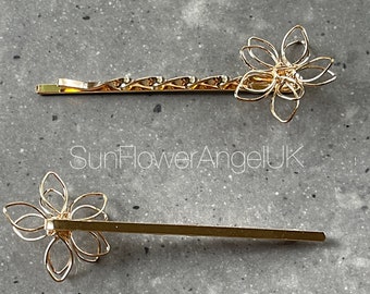 Stunning wire flower hair slide. In 4 different colours, you will receive 2 hair slides.
