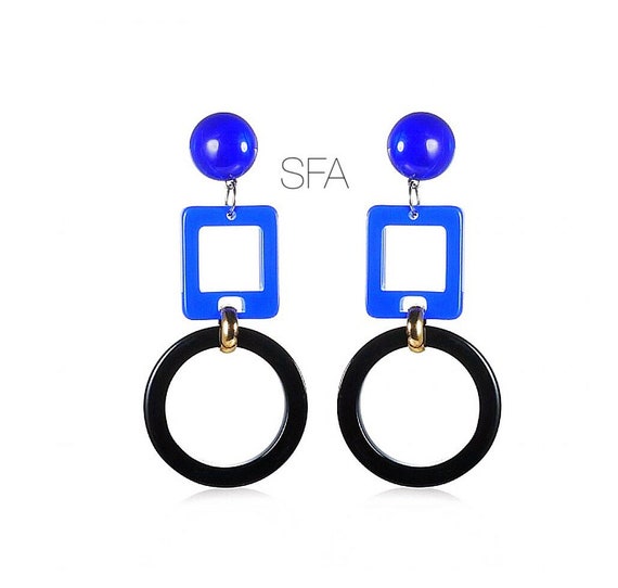 Lagenlook colbalt blue squares and black circles with a gold link. Acrylic earrings. For pierced ears.