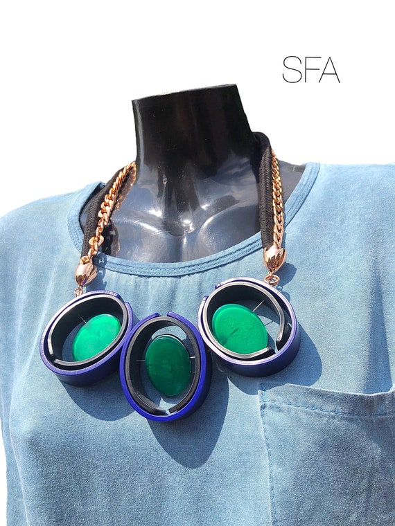 Wow, statement necklace with acrylic spinning discs, with rope and chain threads.