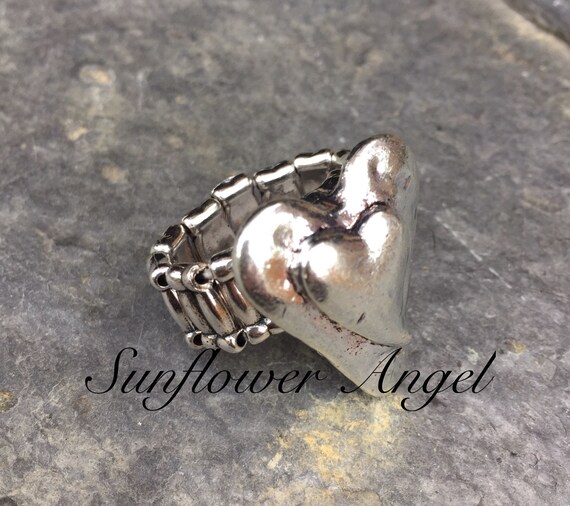 Lagenlook elasticated on metal bars, double heart ring, one size fits all