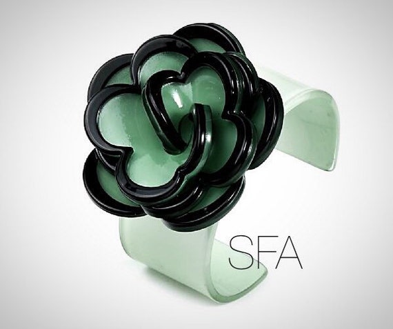 Stunning Kizzie acrylic flower bangle in vintage green and black, expandable.