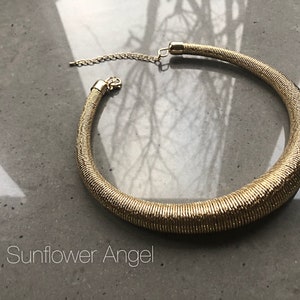 Gold short necklace, in gold twine with lobster clasp and extension chain.
