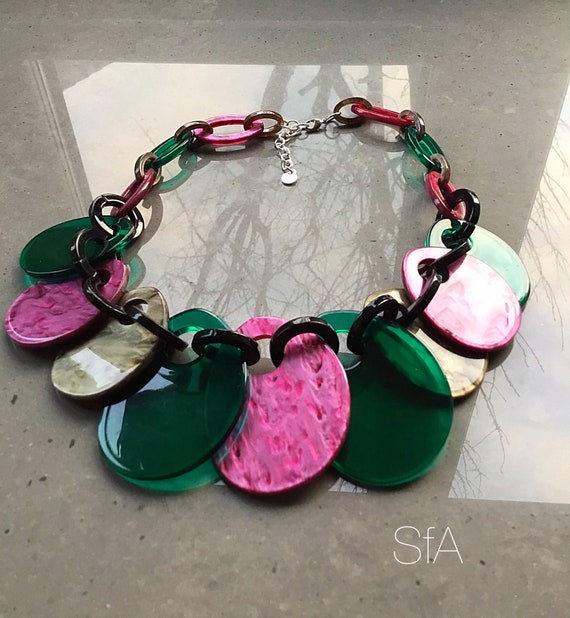 Stunning Acrylic necklace in marbled shimmering effect. In gold, green and pink , with lobster clasp.