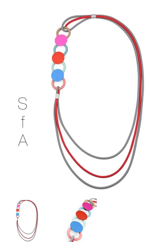 Wow Lagenlook geo multi strand rubber necklace, with silver round frosted discs. In black and cream.