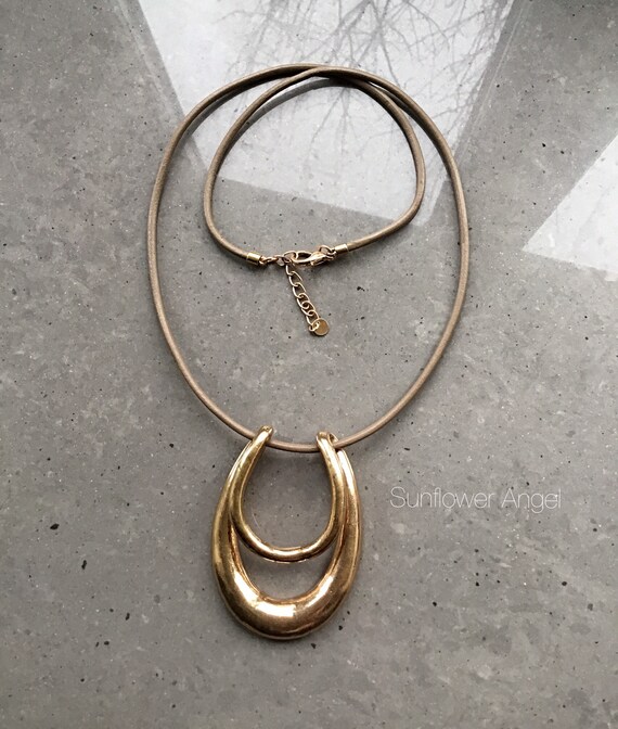 Lagenlook taupe multi thread leather necklace, with gold polished horse shoe pendant.
