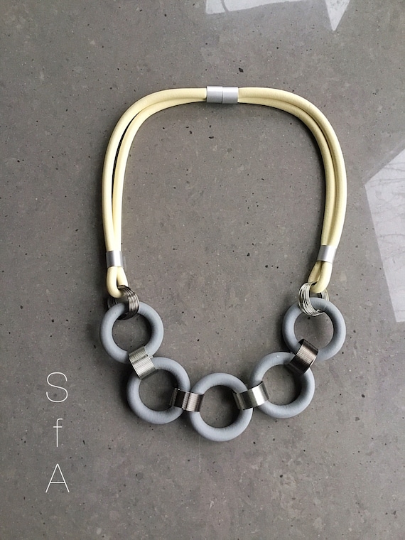 Lagenlook short rubber necklace, in cream with grey rubber chain links.