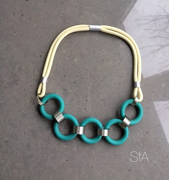 Lagenlook short rubber necklace, in cream with teal rubber chain links.