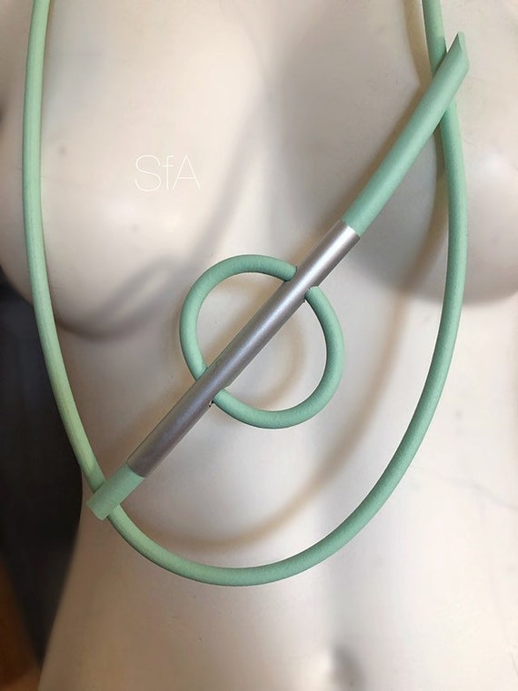 Lagenlook abstract necklace with a minamalist feel. In mint green rubber with silver frosted bar.