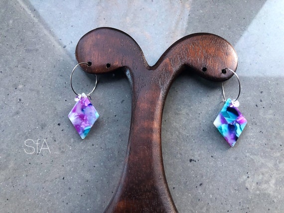 Lagenlook hoop earrings. With diamante, in pinks with a marbled effect. For pierced ears.