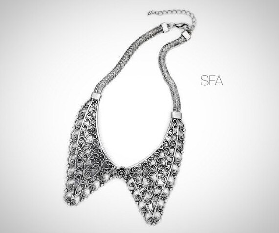 Vintage style collar necklace in old style silver colour or vintage gold. With serpant necklace.