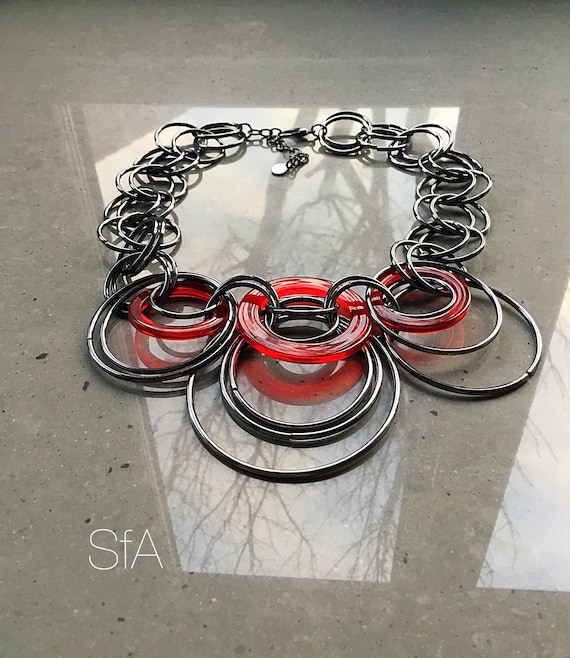 Geo metric necklace, lagenlook necklace, in gunmetal tone. With interlinked rings, and red acrylic disks.