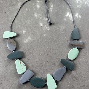 Statement-Halskette in Mintgrün und Türkis, graue, verstellbare Kordelkette, moderner, massiver geometrischer Schmuck