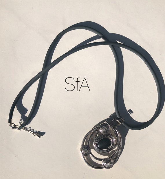 Lagenlook large round twisted wire pendant with central stone, on thick rubber necklace