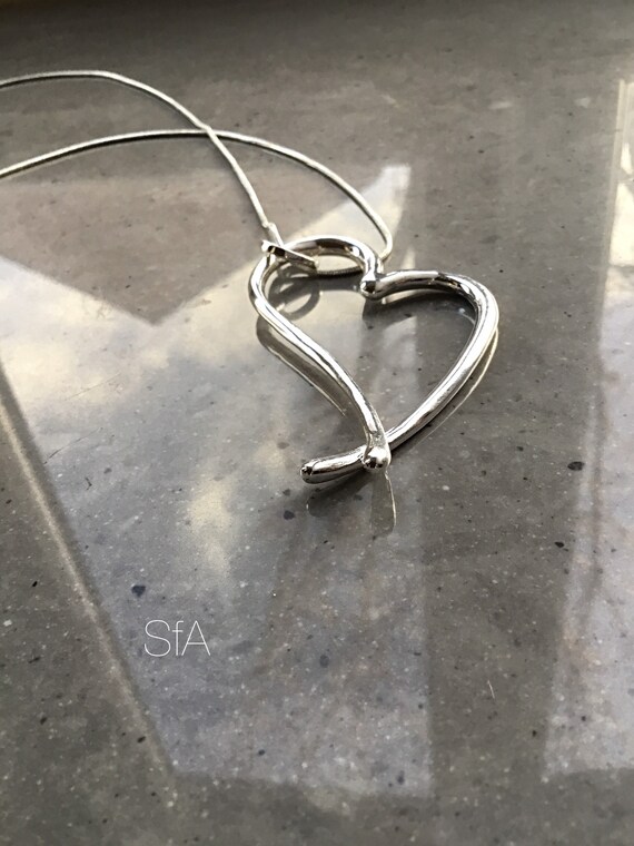 Lagenlook quirky, classic twisted heart pendant on long chain.