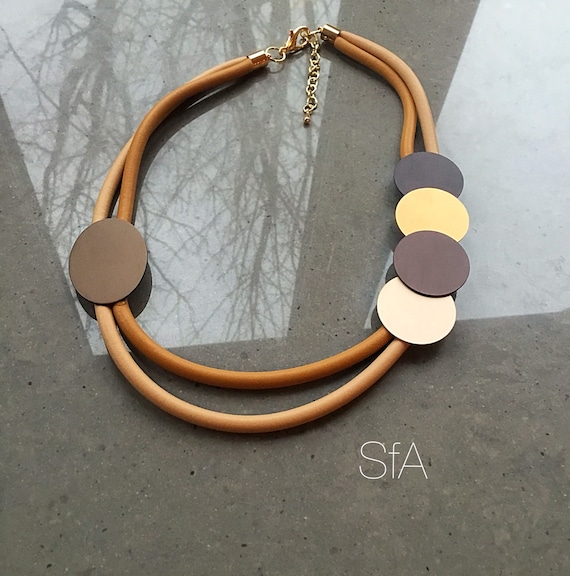 Rubber necklace, short double thread, in caramel, with frosted discs.