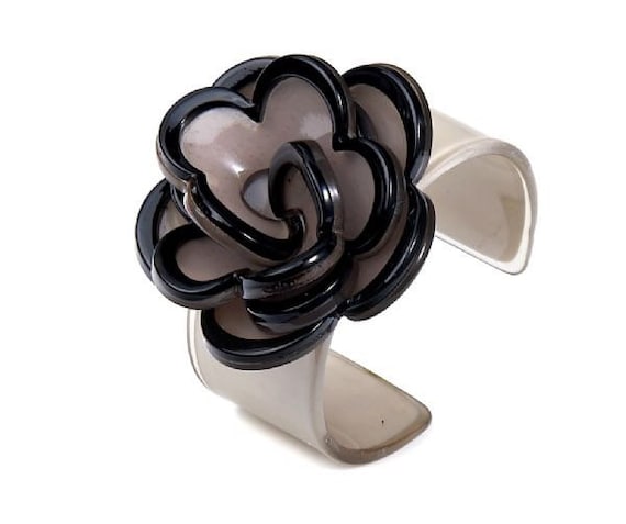 Stunning Lola acrylic flower bangle in grey and black, expandable.