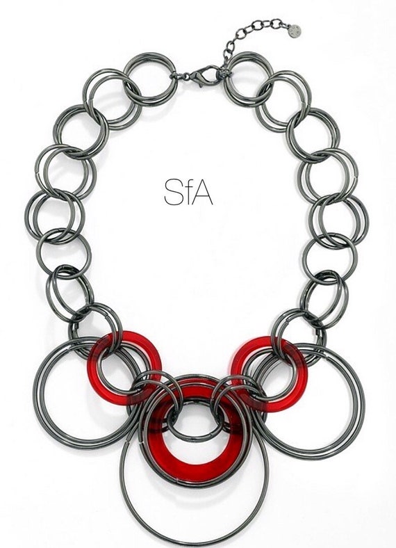 Geo metric necklace, lagenlook necklace, in gunmetal tone. With interlinked rings, and red acrylic disks.