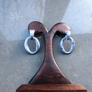 Pendientes de aro colgantes de acrílico gris jaspeado: un toque moderno y llamativo.