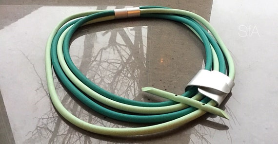 Lagenlook twisted rubber choker necklace, in teal.