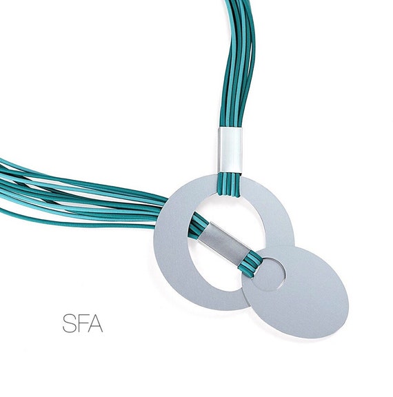 Fabulous multi slip necklace, with frosted discs. In black, grey and cream.