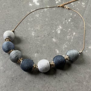 Handgefertigte Statement-Halskette aus gewebten Perlen | Marineblau, Grau, Silber | 44 cm + 6 cm goldene Verlängerungskette